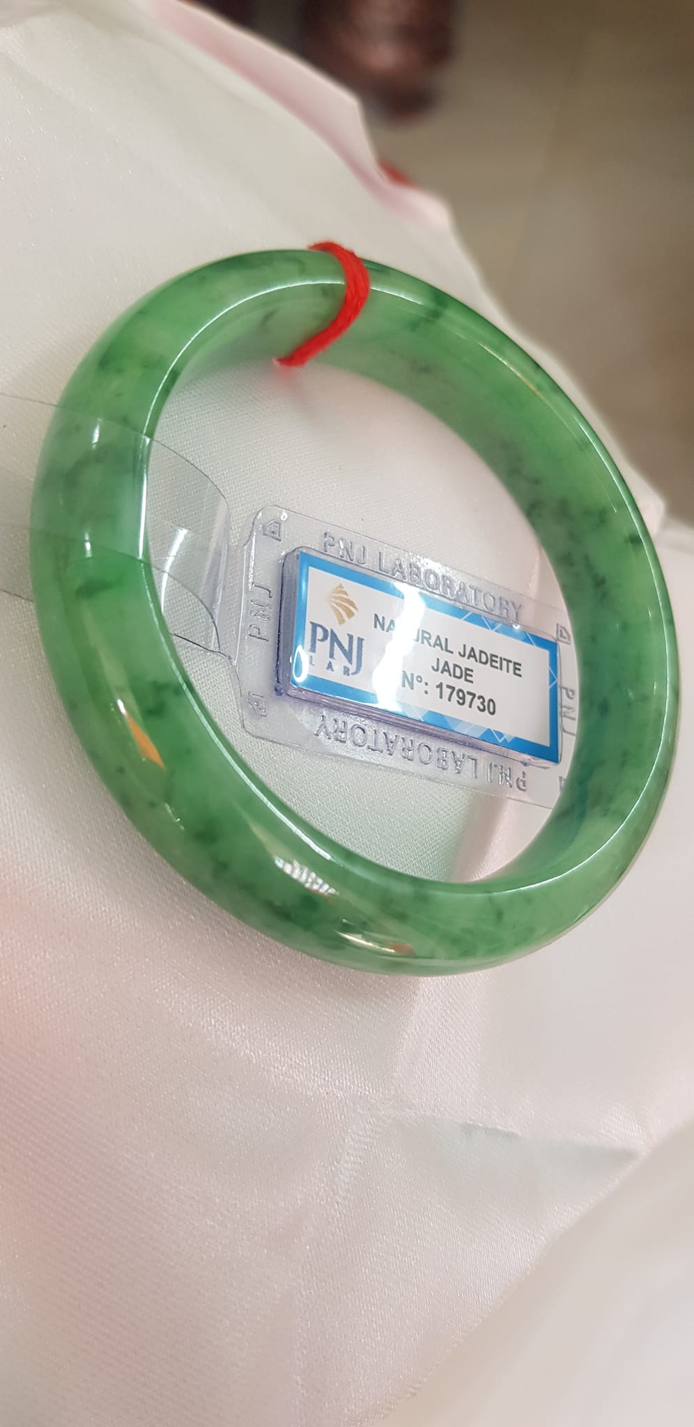 Vòng Cẩm Thạch tự nhiên Vip Bản Hẹ ĐL Ni 56mm x Cao 12mm x dầy 7,8mm Vòng kiểm định P No 179730 màu Xanh Lý Đều bóng vân đậu lý cưng quá mượt đẹp Nữ mệnh Mộc Thủy Hỏa cân nặng 54kg - 63kg đeo rất đẹp sang tay ạ
