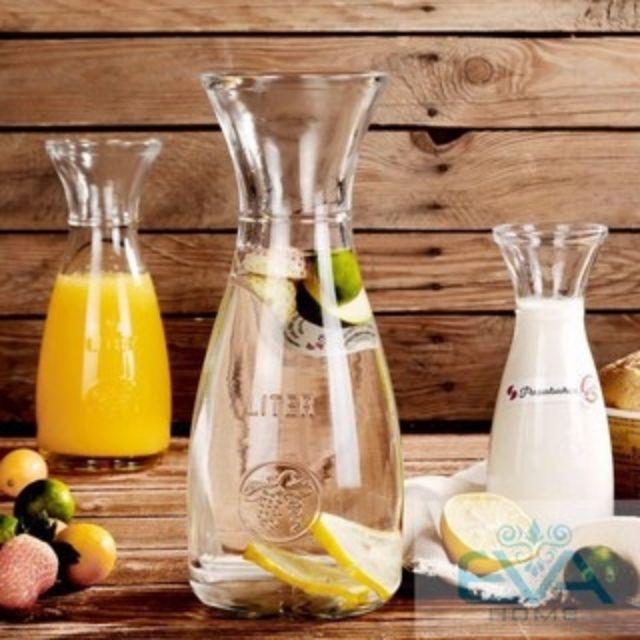 Một ly thủy tinh eo trong suốt đựng đồ uống hoặc cắm hoa loại 350ml kèm dây trang trí..