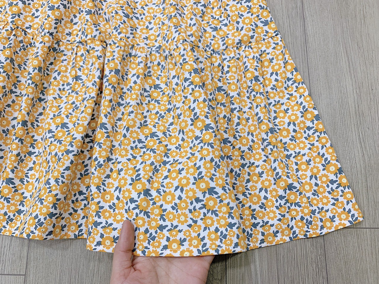 Váy hè cho bé gái 1-10 tuổi cộc tay hàng thiết kế hoa nhí vàng, Đầm babydoll trẻ em vải thô nhẹ thoáng mát
