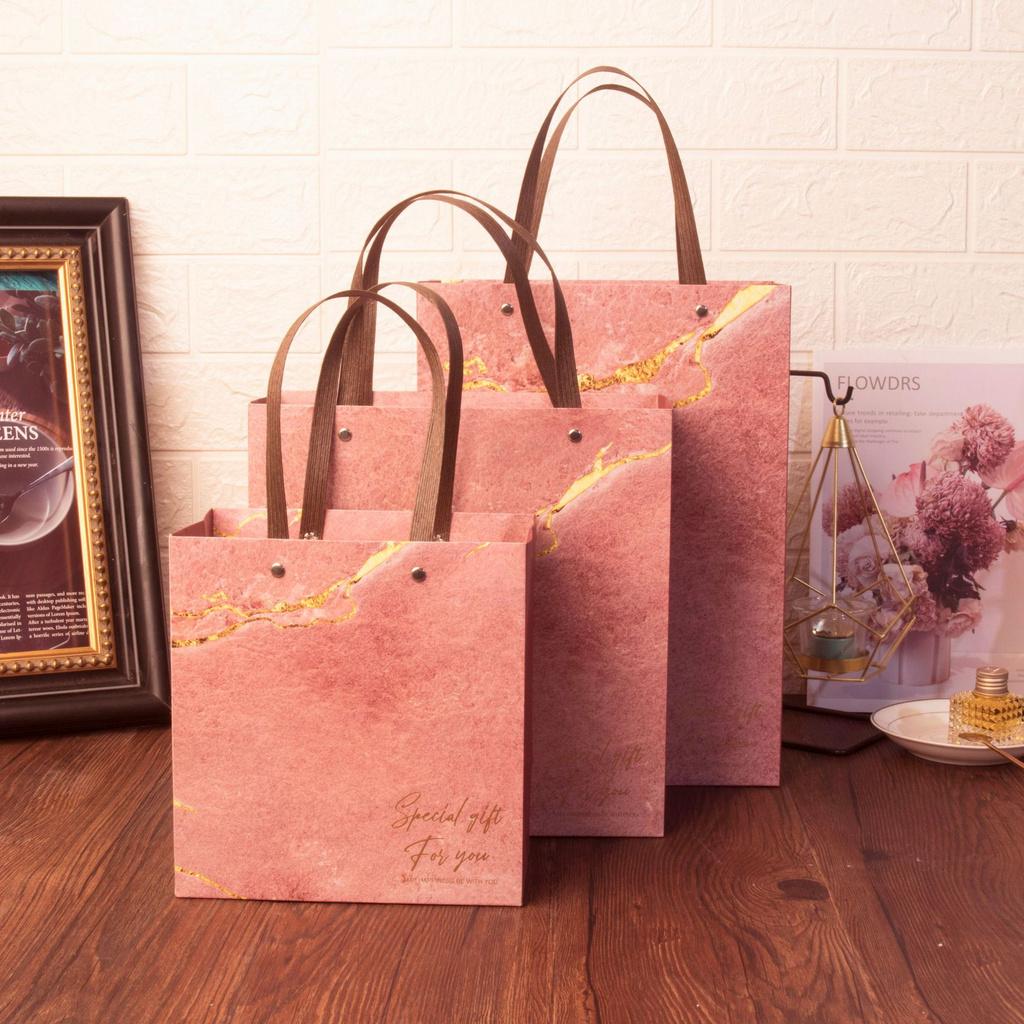 Túi giấy đựng quà tặng nhiều size, quai đinh tán; in họa tiết cẩm thạch xanh và hồng (Q544