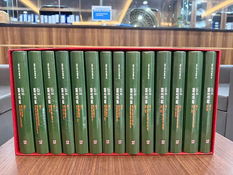 Bộ Lịch sử quân sự Việt Nam - Phiên bản giới hạn: bìa cứng, đóng hộp (14 tập)