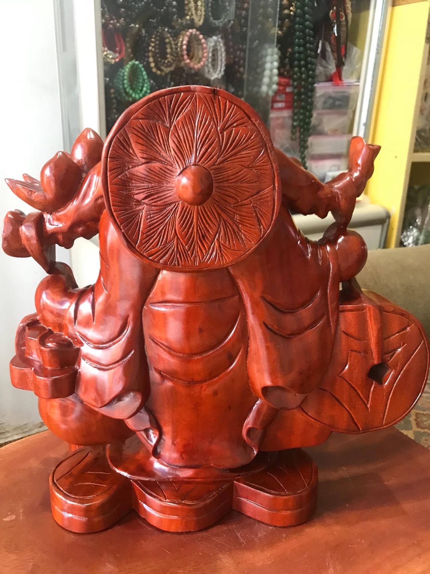TƯỢNG PHẬT DI LẶC CƯỜI TƯƠI ĐỨNG GÁNH TIỀN GỖ GÕ MÀU ĐỎ MANG NIỀM VUI TÀI LỘC CHO GIA CHỦ CAO 39cm đk 39cm sâu 16cm