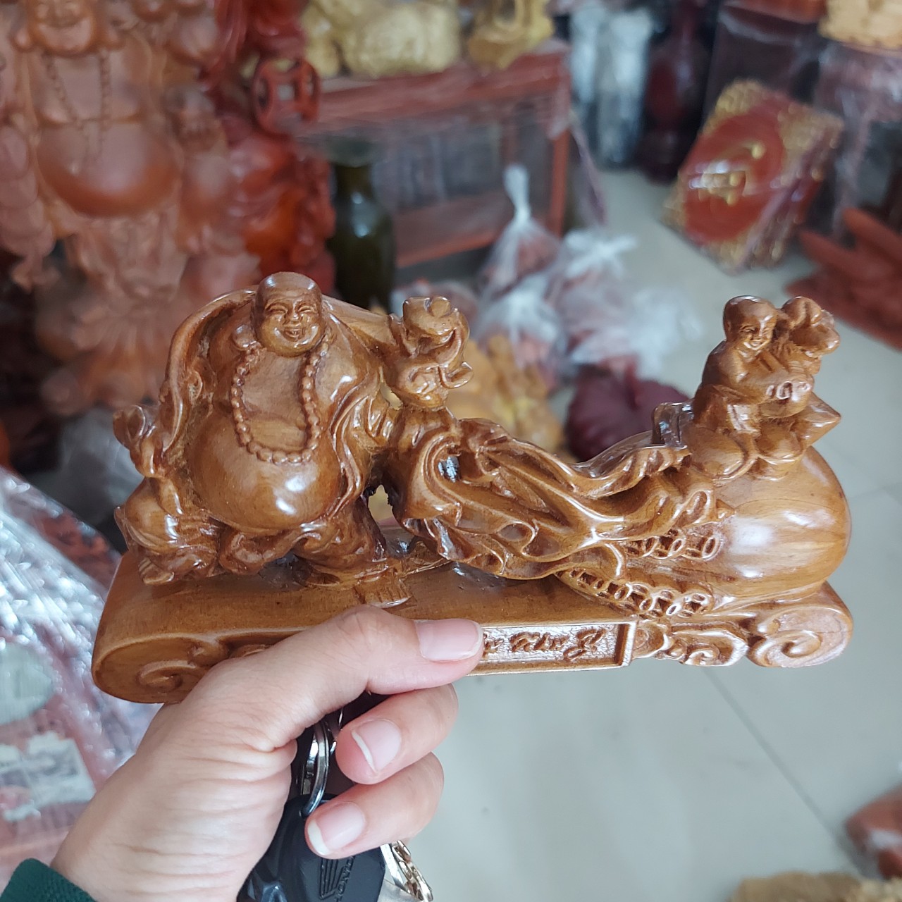 Tượng Phật Di Lặc Kéo Bao Để Trên Xe Ô Tô Nơi Làm Việc - Gỗ Bách Xanh ngang 20cm
