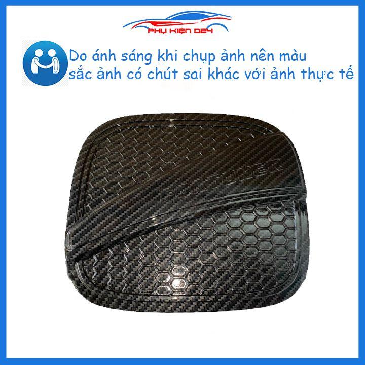 Ốp nắp bình xăng Fortuner 2017-2020 vân cacbon chống trầy trang trí ô tô