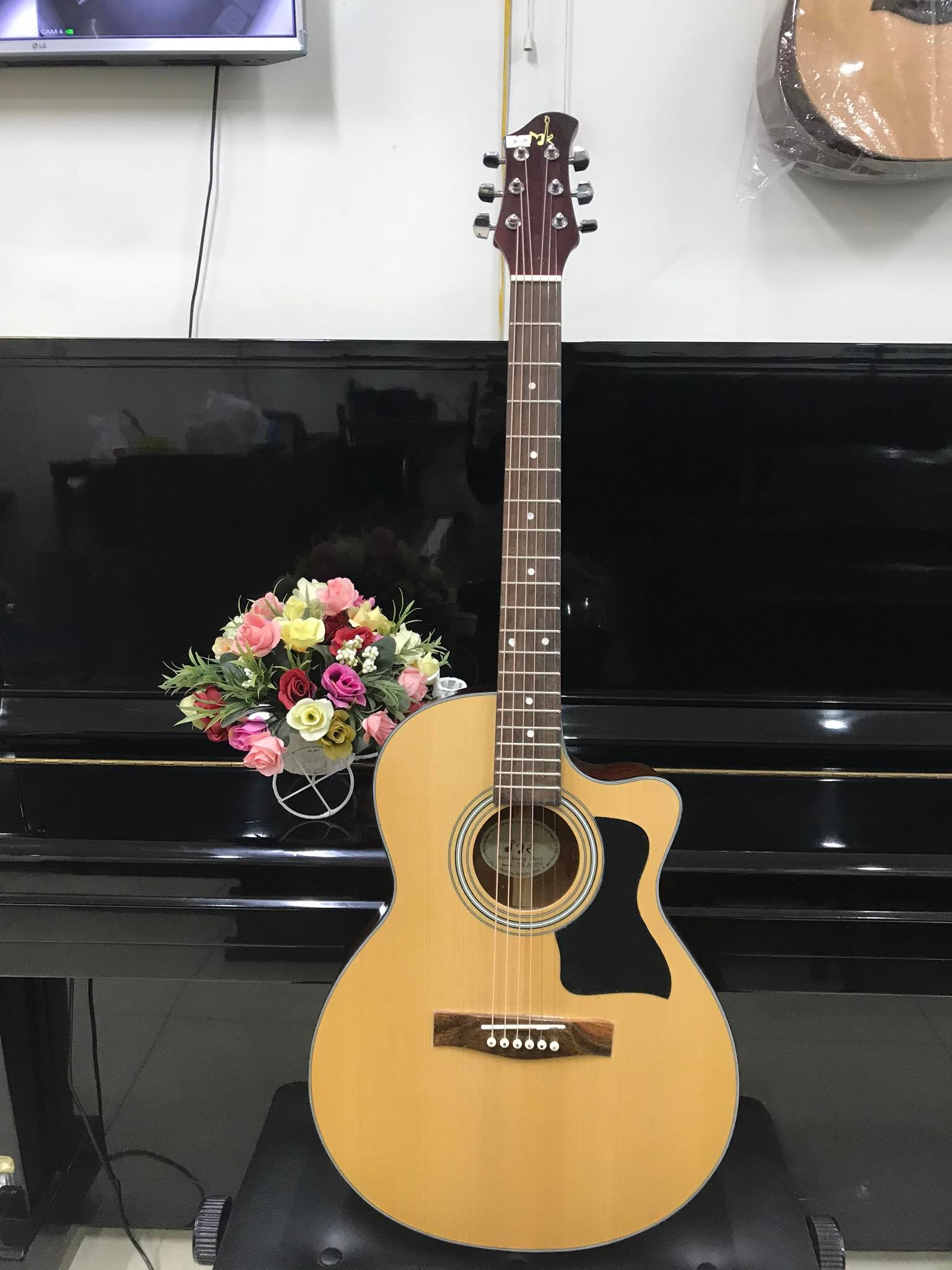 Đàn guitar Acoustic thùng eo MCAC135, size 4, vân gỗ, kèm bao da, 1 bộ dây ,