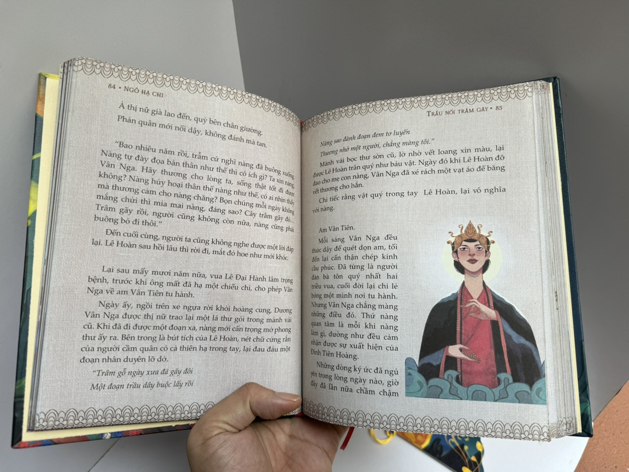 (Tặng bookmark quạt quân vương) (Ấn bản bìa cứng in 200c kỉ niệm) TƯỚC GẤM GIẤU ĐAY – Nhiều tác giả – Linh Lan Books