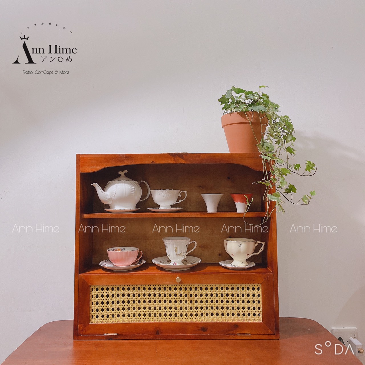 Tủ Gỗ Decor Để Bàn Đựng Đồ Chén Bát Cửa Lưới Mây Mở Ngược Retro Vintage Sp33