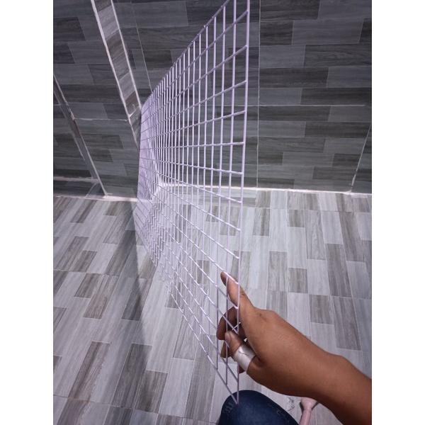 vỉ lưới ô vuông sơn tính điện,lưới treo tường,lưới kệ sắt v lỗ ( rộng 30cm x dài 150cm)