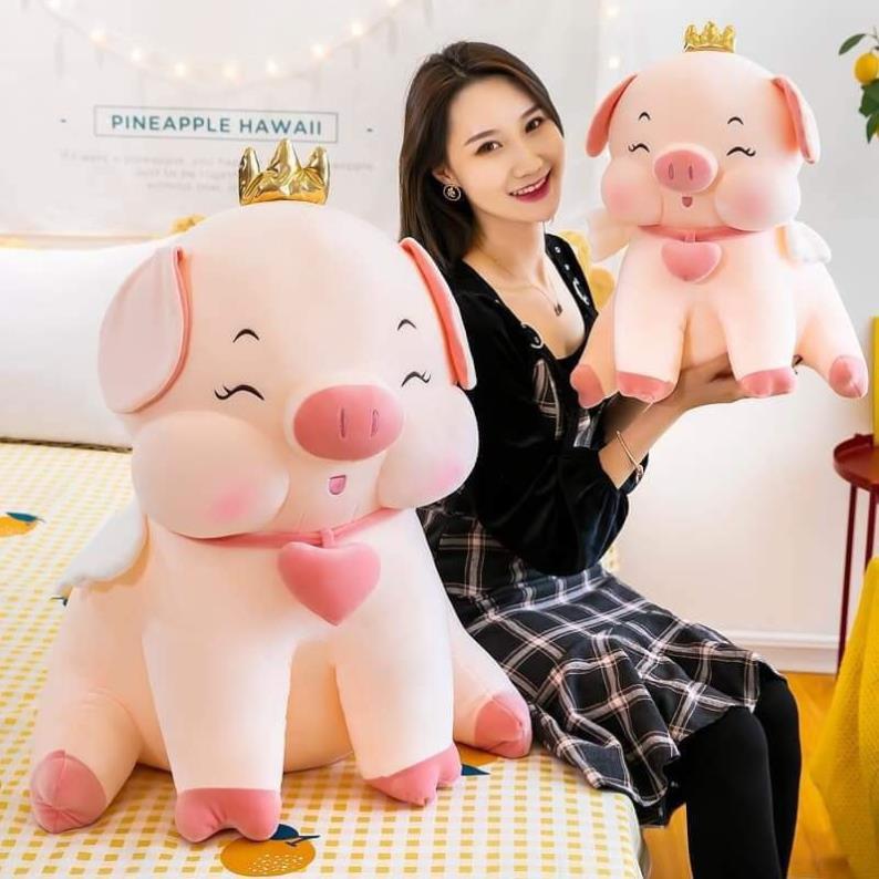 Gấu Bông Heo Vương Miện Đeo Chuông Tim Ngồi Lợn Bông Mềm Mịn 60cm