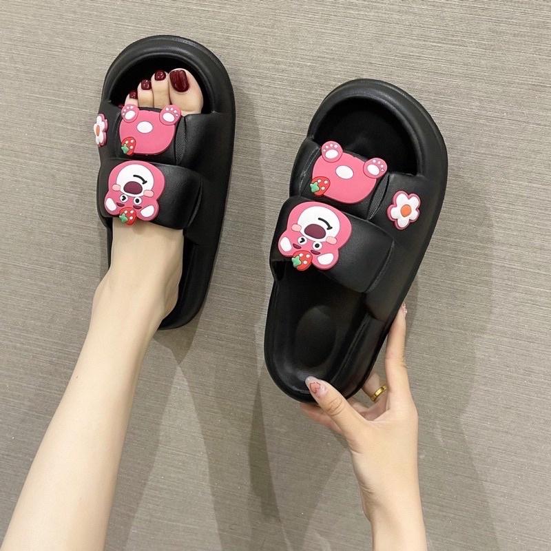 Dép bánh mì nữ quai ngang ô vuông đính sticker gấu hồng siêu cute mang êm chân mềm mại siêu bền - DL160