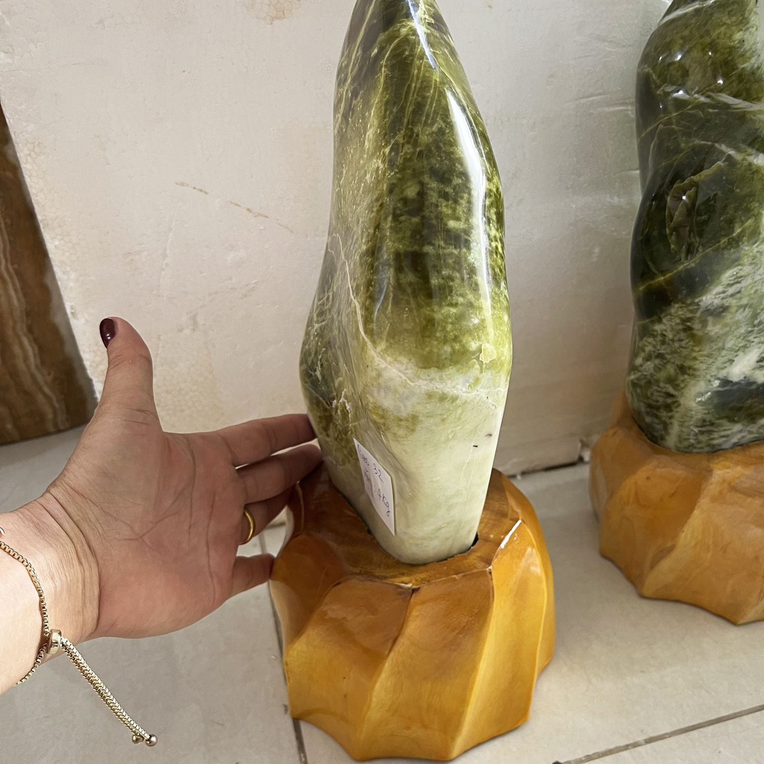 Cây đá để bàn màu vàng cốm cao 32cm nặng 4kg cả chân đế nhiều ngọc
