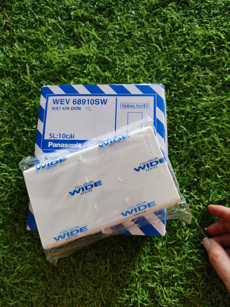Hộp 10 Cái Mặt kín đơn WEV68910SW