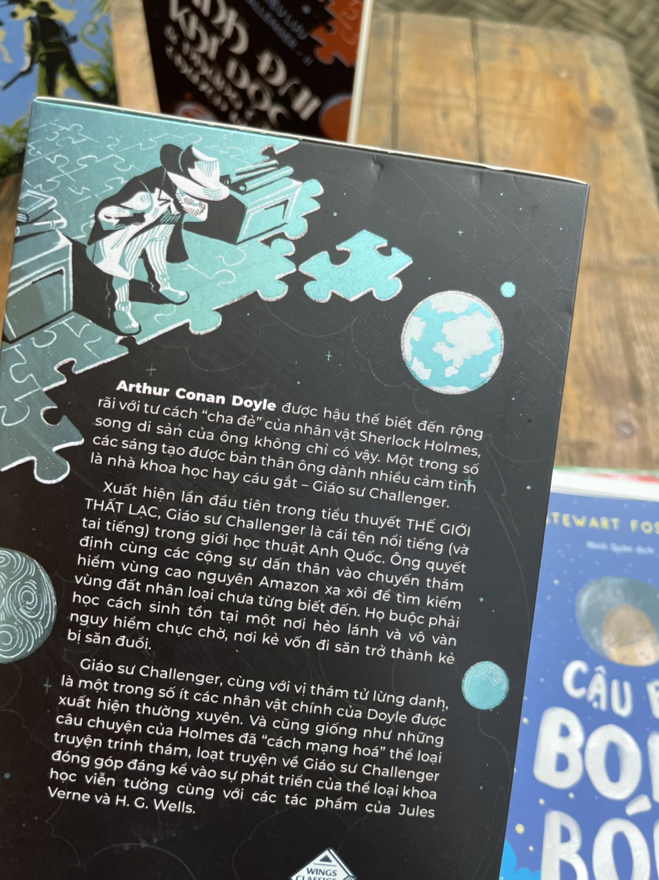 (Arthur Conan Doyle – tác giả bộ tiểu thuyết trinh thám kinh điển Sherlock Holmes) [Tặng 02 Postcard]  BOXSET NHỮNG CUỘC PHIÊU LƯU CỦA GIÁO SƯ CHALLENGER (2 Tập) – Wingbooks - NXB Kim Đồng – bìa mềm