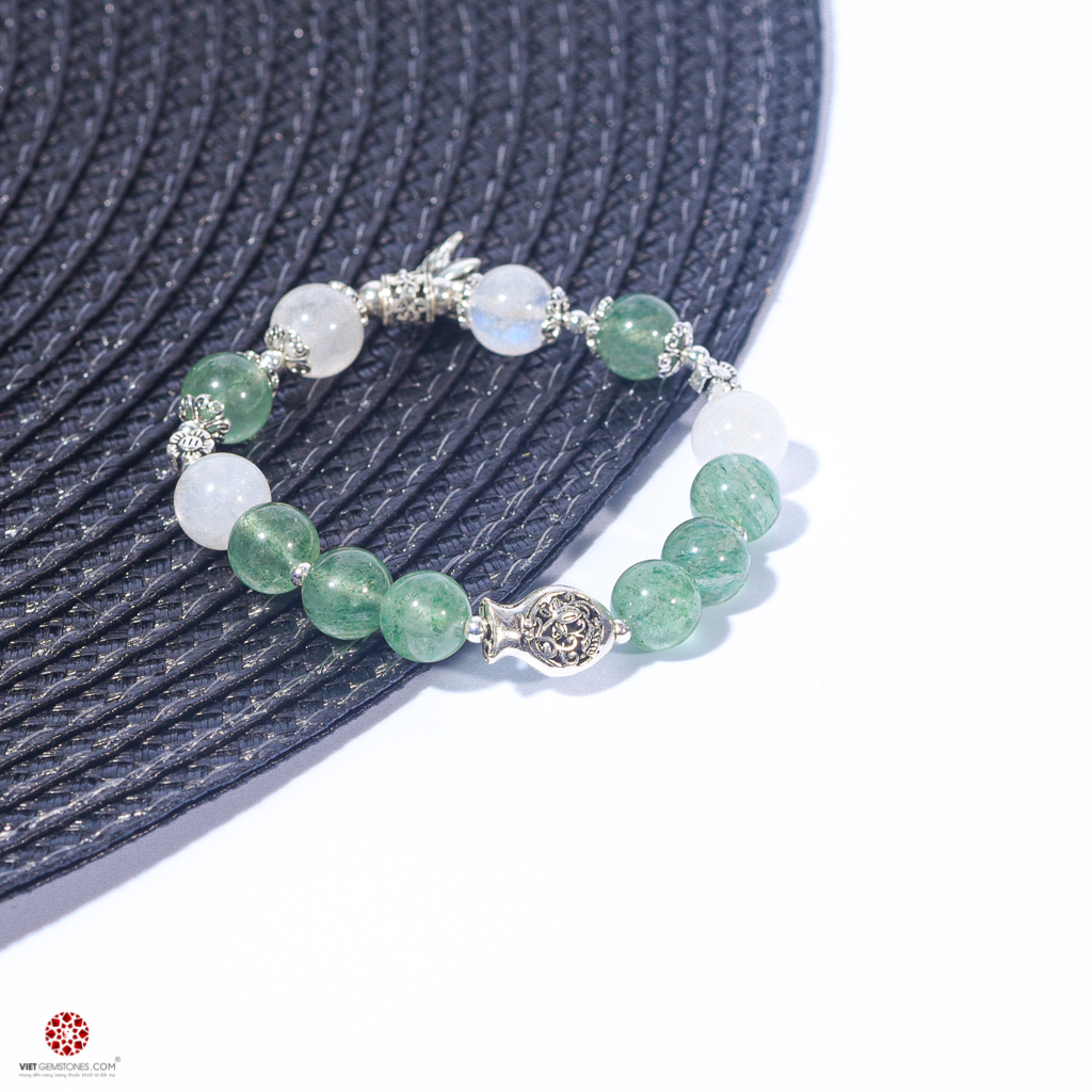 Vòng tay Thạch anh dâu xanh phối Moonstone và charm bạc - Hợp mệnh Mộc, Hỏa, đem lại may mắn, bình an | VietGemstones