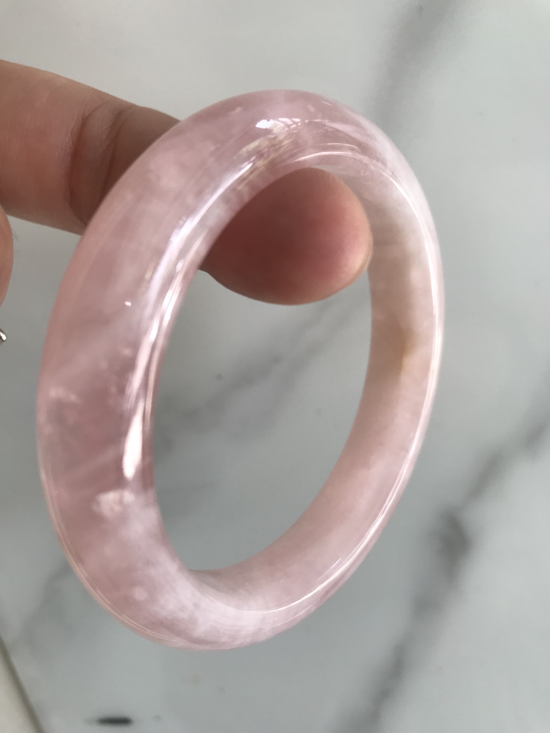Vòng Thạch Anh Hồng Tự Nhiên Bản Hẹ Mới đẹp Ni 54mm Cao 12mm Dầy 8mm Màu Hồng tươi xinh bóng đẹp Nữ mệnh Hỏa mệnh Thổ tay vừa đeo 50kg - 54 kg ạ