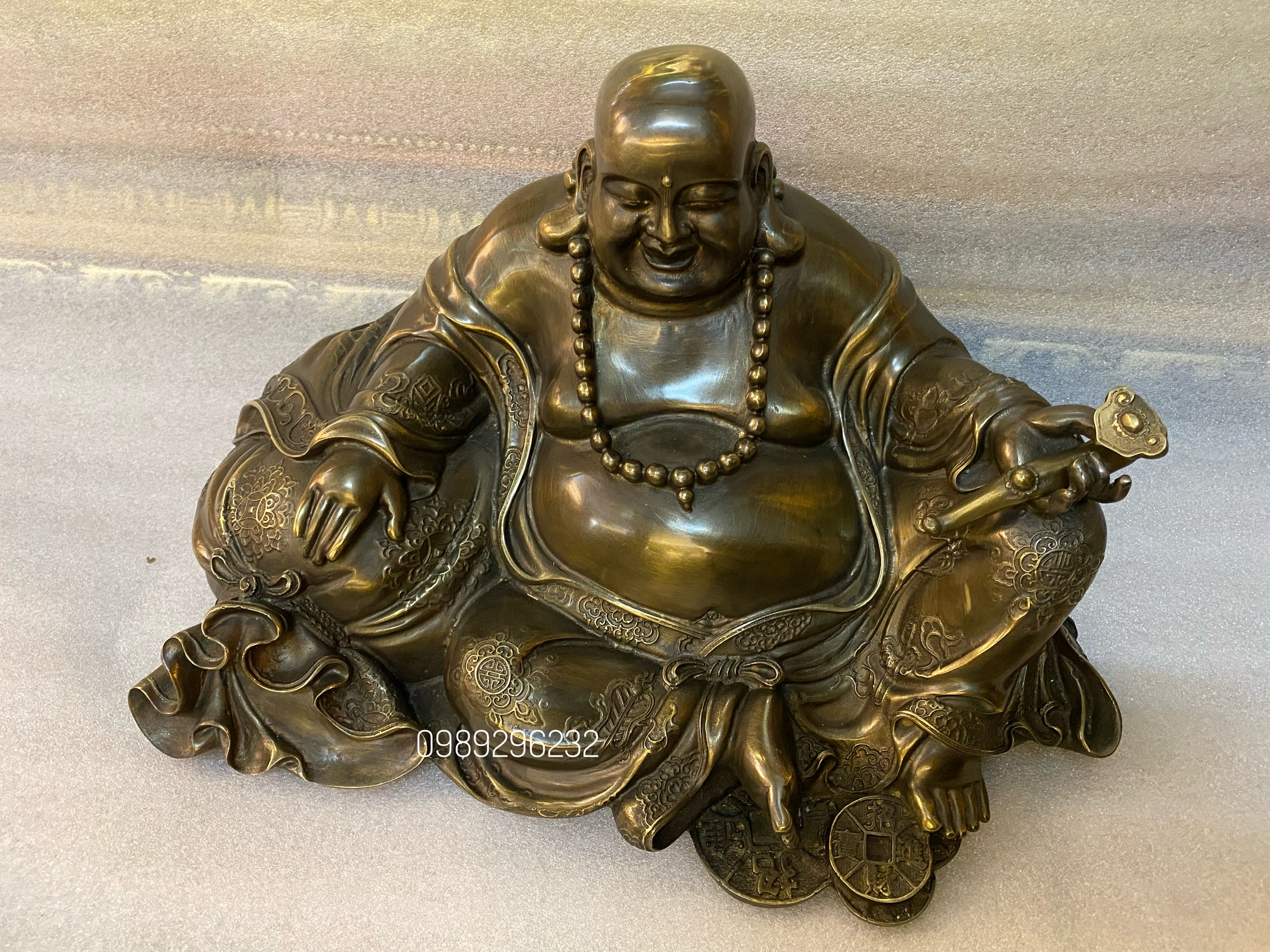 Tượng Phật Di Lặc tựa bao tiền bằng đồng