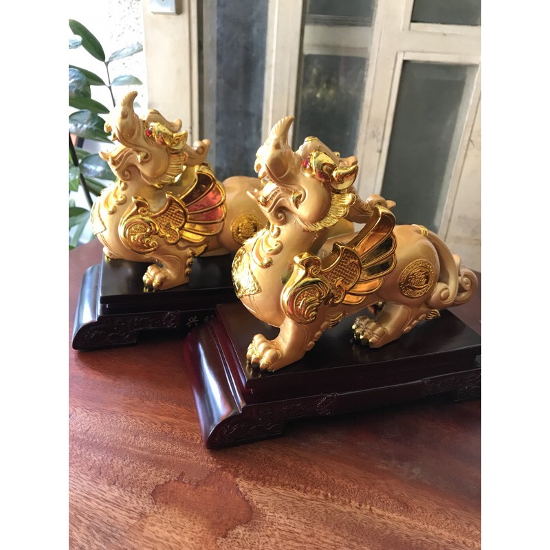 Cặp Tỳ Hưu Phong Thủy Màu Vàng Mới đê gỗ Size Dài 22cm x Cao 19cm x Sâu 10,5cm Công dụng thu tài hút lộc Anh Chị trưng phòng khách trên bàn công ty, nhà, bàn thờ thần tài hợp mệnh Kim mệnh Thổ mệnh Thủy ạ