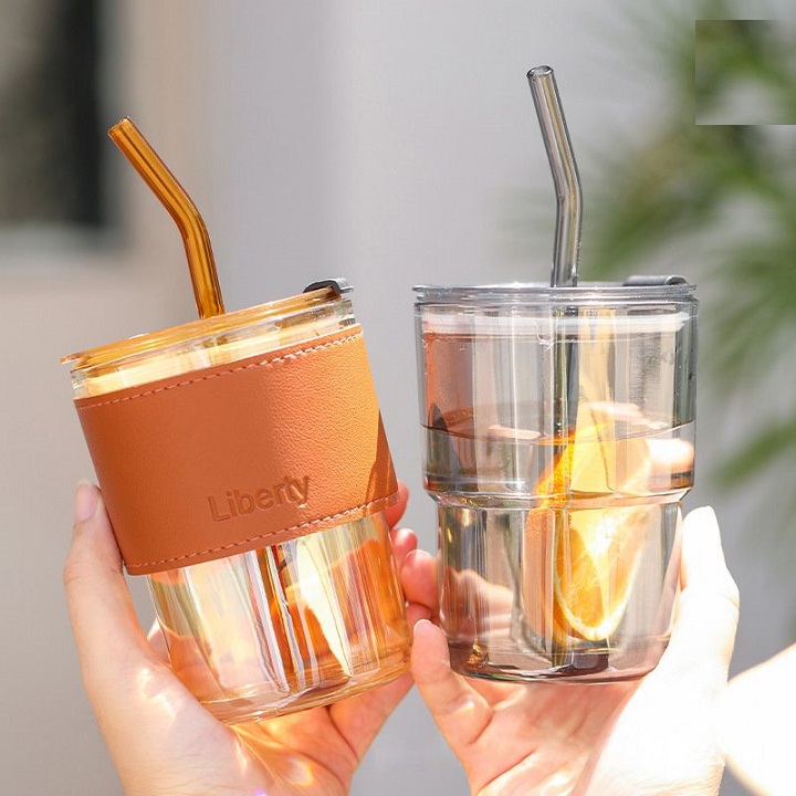 Cốc thuỷ tinh vỏ da có nắp và ống hút,đẹp dung tích 450ml