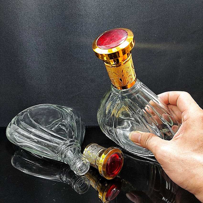 Vỏ Chai Rượu Ngoại 500ML (combo 3 cái) giọt nước hoa văn cánh sen nắp vàng chuôi đỏ - Chai Đựng Rượu Thủy Tinh - Vỏ Chai Rượu Đẹp – Bình Đựng Rượu Thủy Tinh (C5)