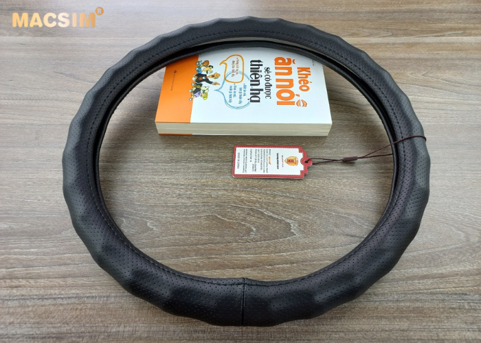 Bọc vô lăng cao cấp Macsim mã 8890 màu đen chỉ đen - Chất liệu da thật 100%, khâu tay thủ công size M
