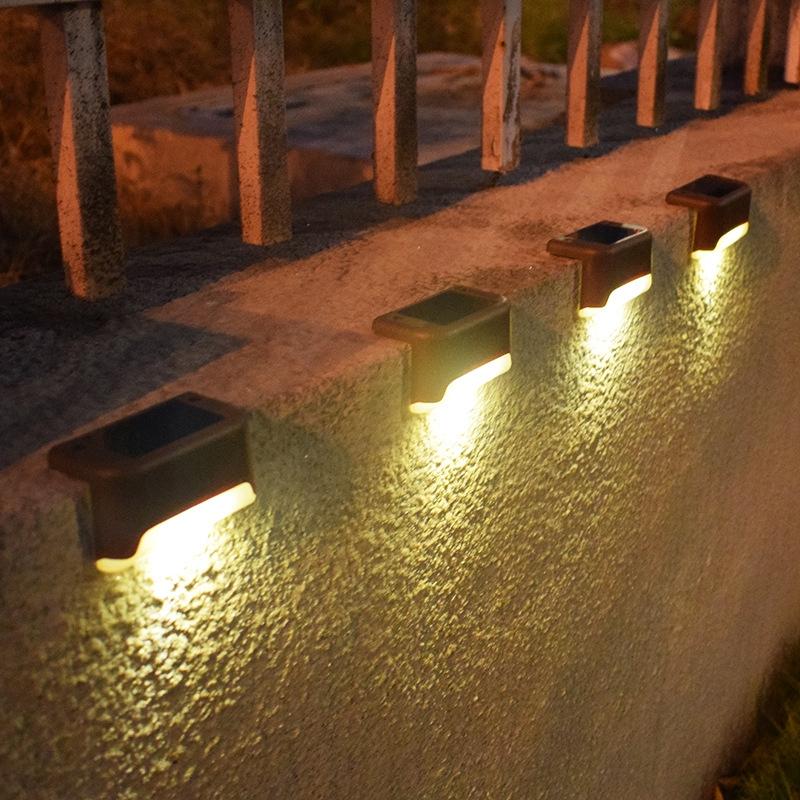 Bộ 4 Đèn Led Năng Lượng Mặt Trời Chống Thấm Nước Trang Trí Cầu Thang Sân Vườn