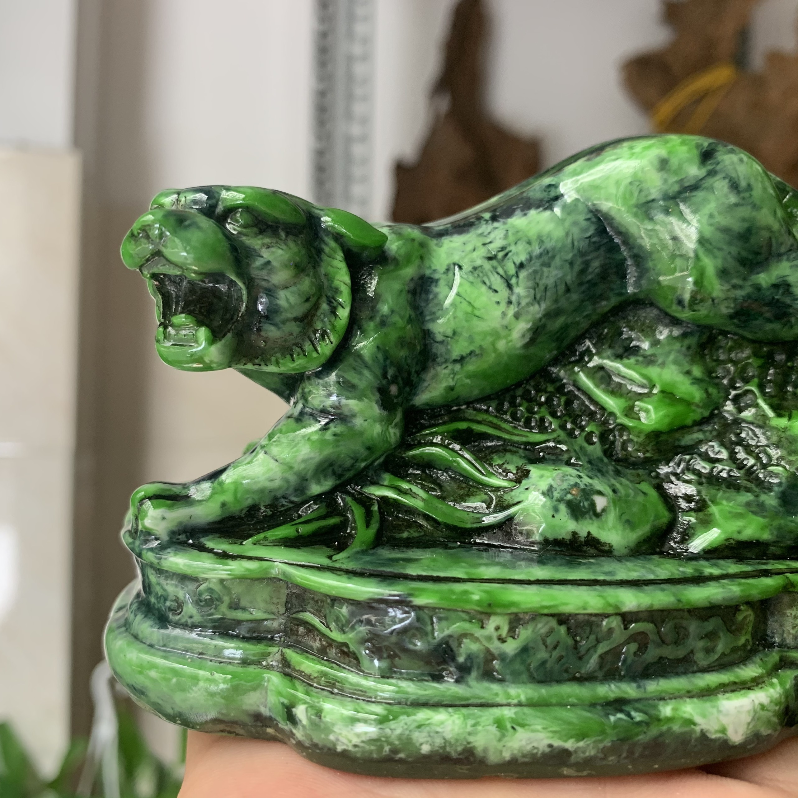 Tượng đá con Hổ trang trí phong thủy bàn làm việc trấn trạch - Màu xanh lục bích - Cao 8cm