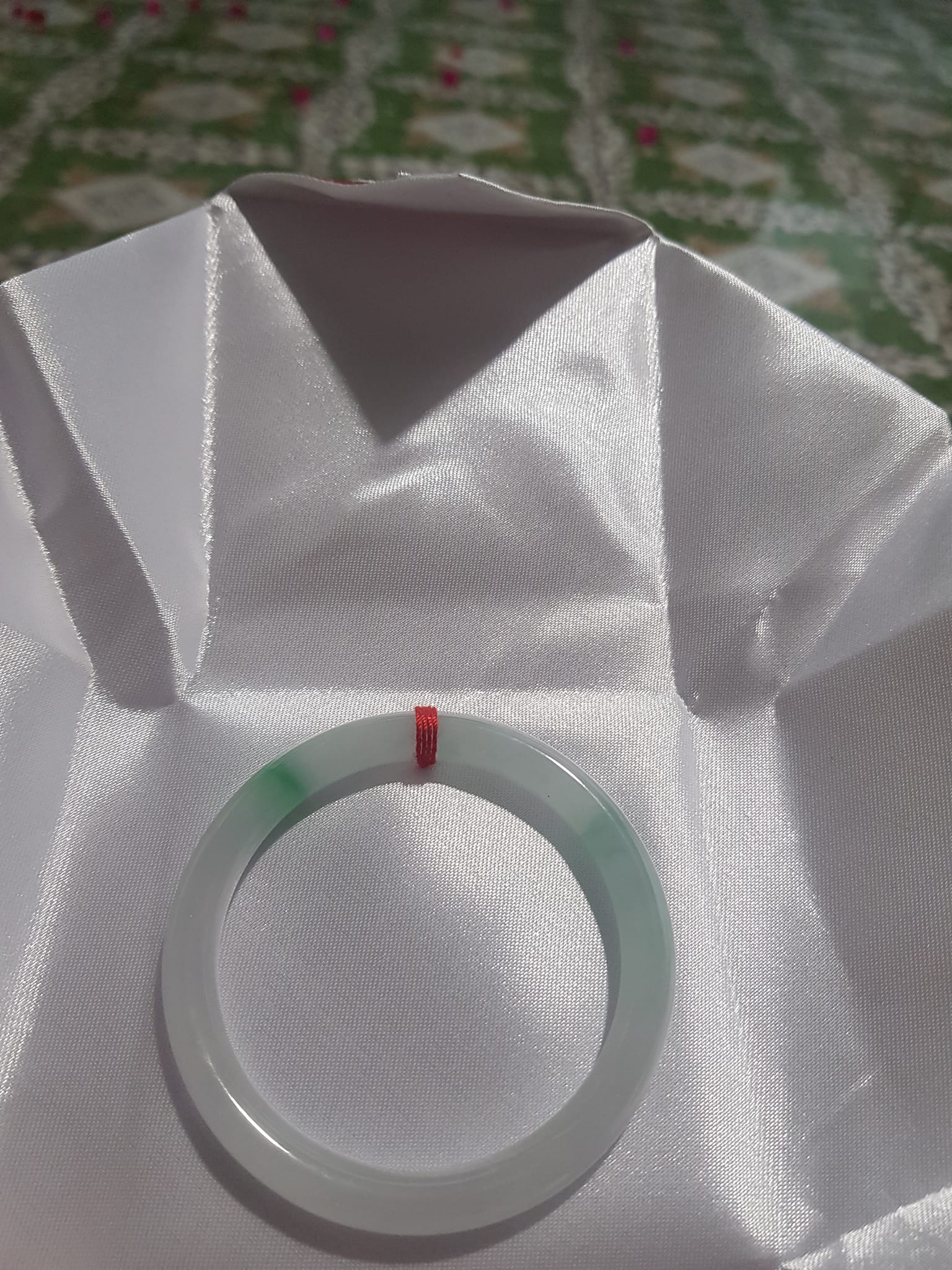 Vòng cẩm thạch tự nhiên Lý A 51mm x 7mm Màu Trắng Bóng 2 điểm xanh lý nhẹ đẹp sang Nữ Mệnh Kim mệnh Thủy 50kg - 57kg ạ