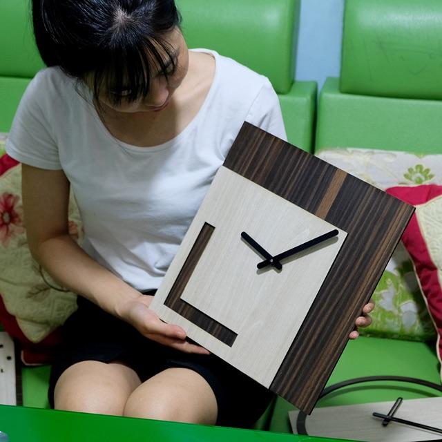 Đồng hồ treo tường gỗ dễ thương hình vuông