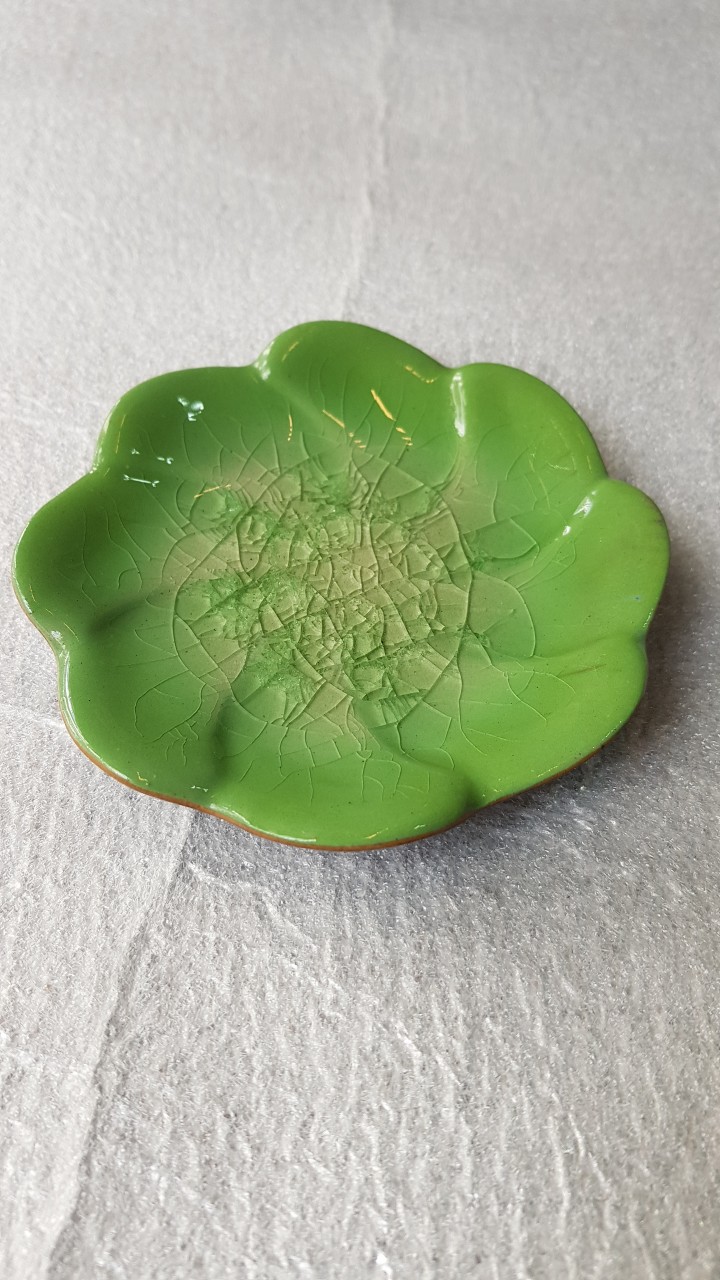 Dĩa nhỏ trang trí men rạn, dĩa tròn hình bông hoa, có 2 màu: màu xanh, màu đỏ, đường kính 11cm, gốm Bát Tràng. Giao từ HCM