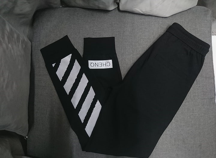 Quần jogger bó ống với thiết kế đơn giản