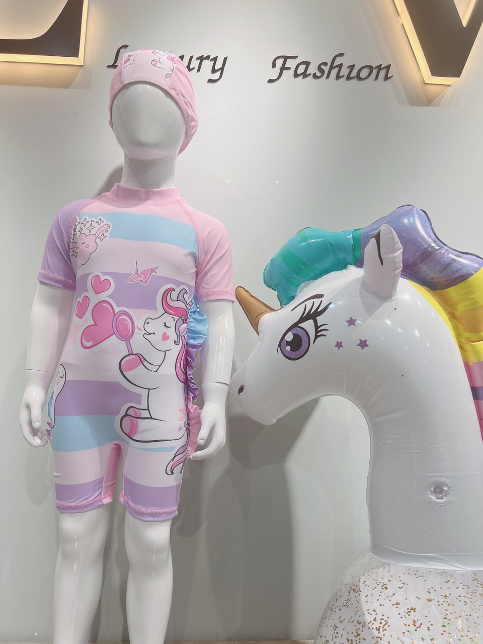 Đồ bơi bé gái liền pony hồng