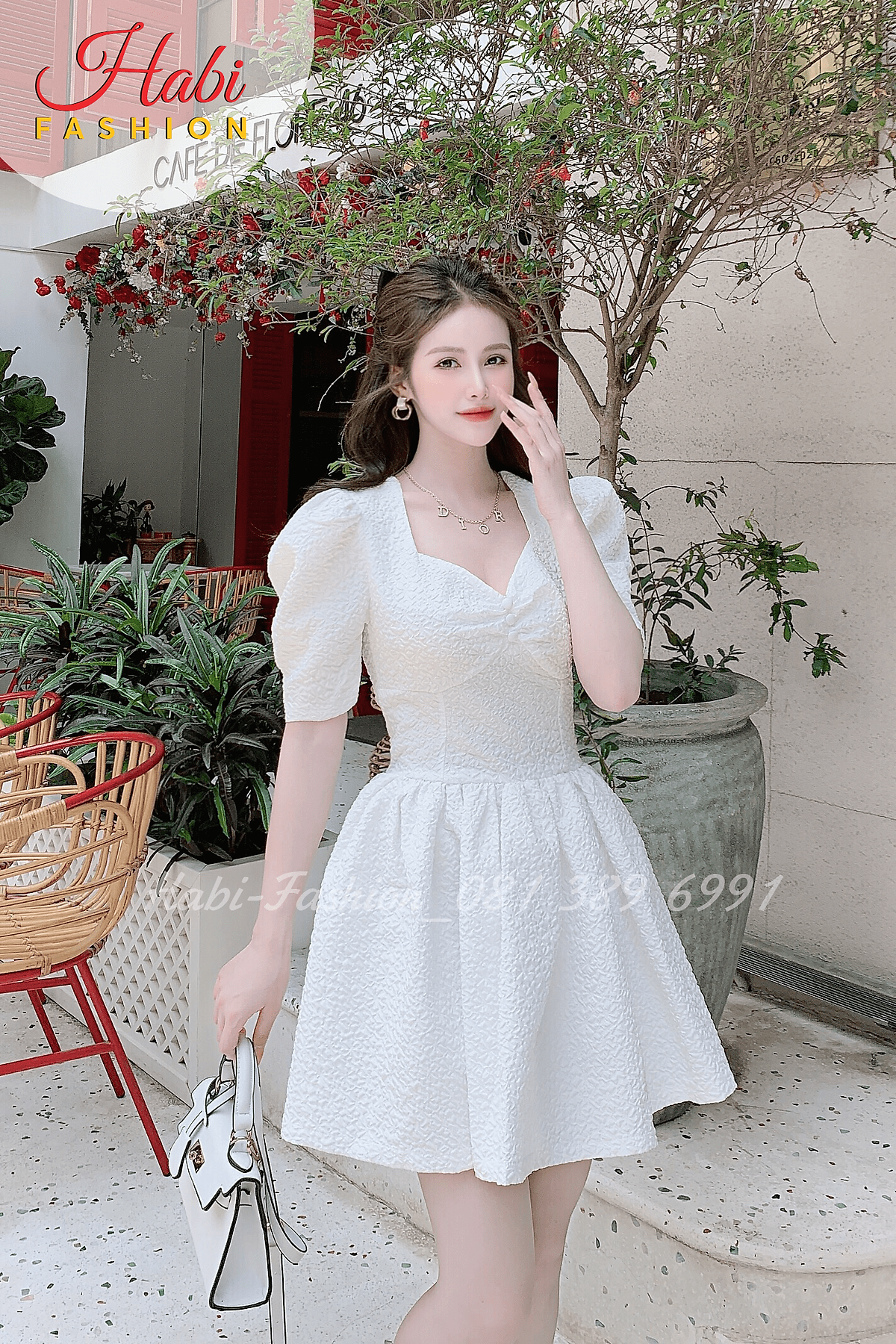 Váy nữ trắng gấm xốp cổ xinh tay bồng dáng xoè, Đầm gấm hoạ tiết hoa nổi tôn dáng tôn eo style Hàn Quốc (Gấm hoa)