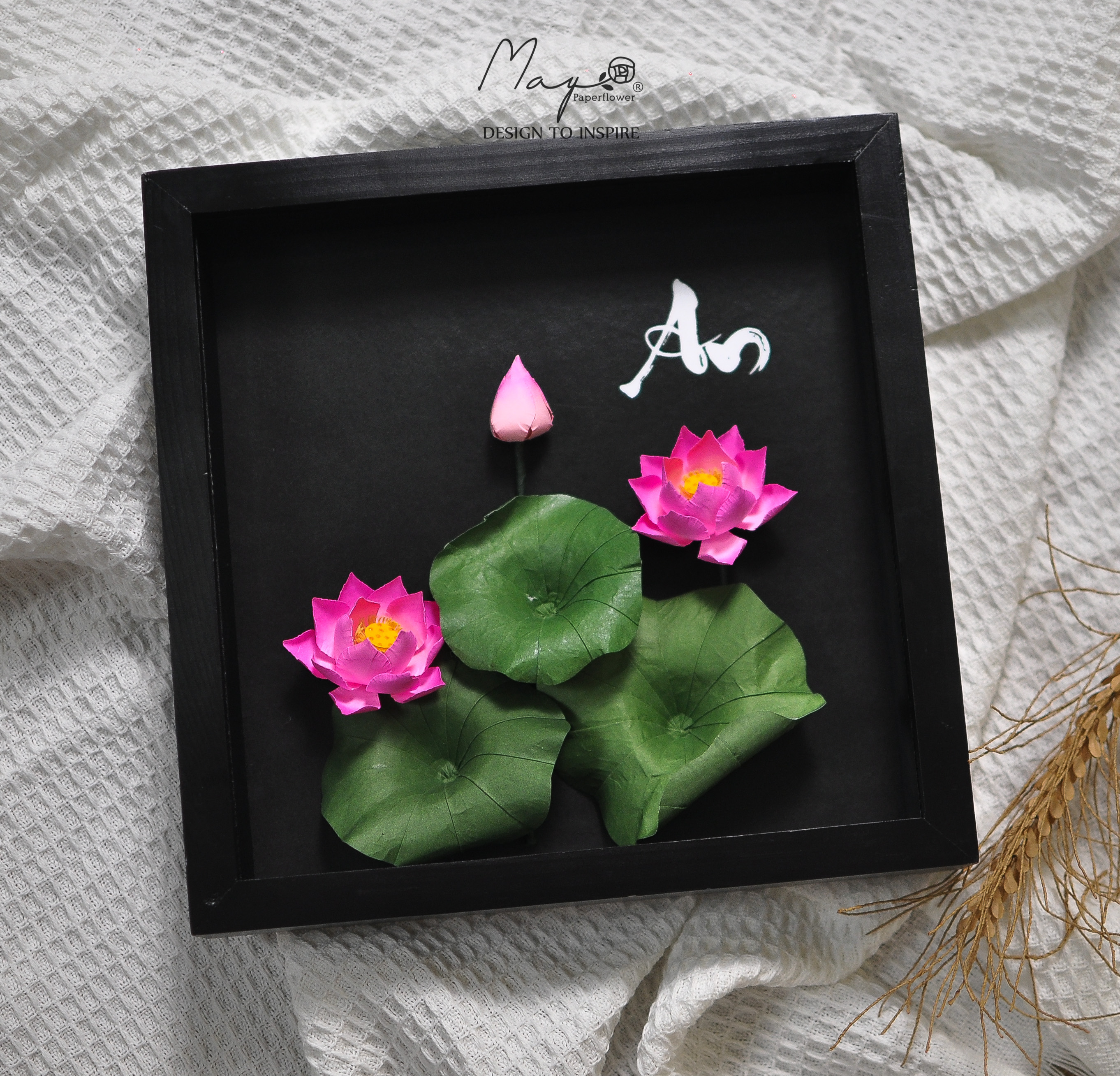 Tranh hoa giấy handmade trang trí cao cấp HOA SEN chữ  "An" 25x25 - Maypaperflower Hoa giấy nghệ thuật