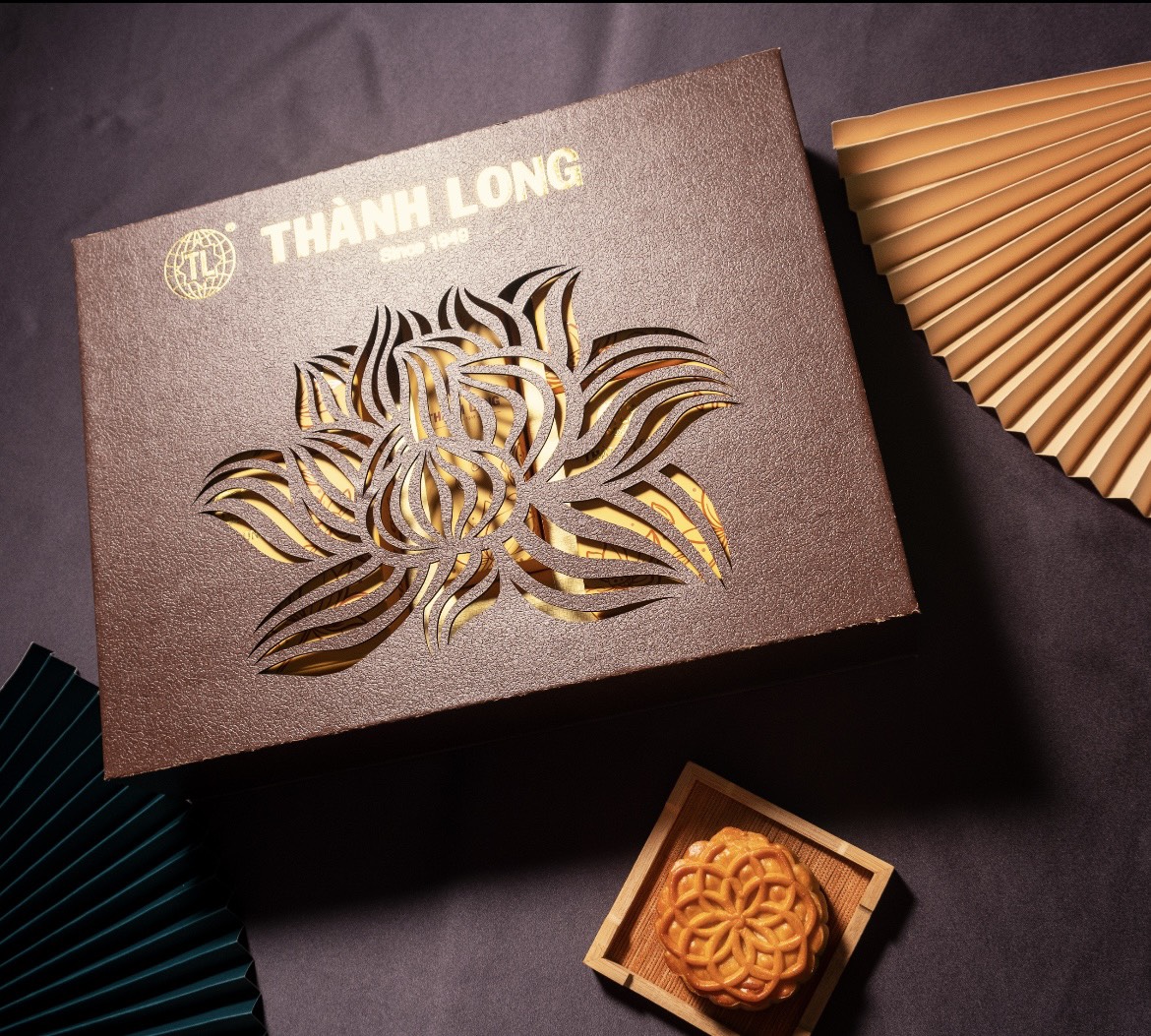 Bộ hộp Bánh trung thu Vạn Phúc 4 bánh 1 trứng 150g - Thành Long 600g - tặng 1 hộp trà