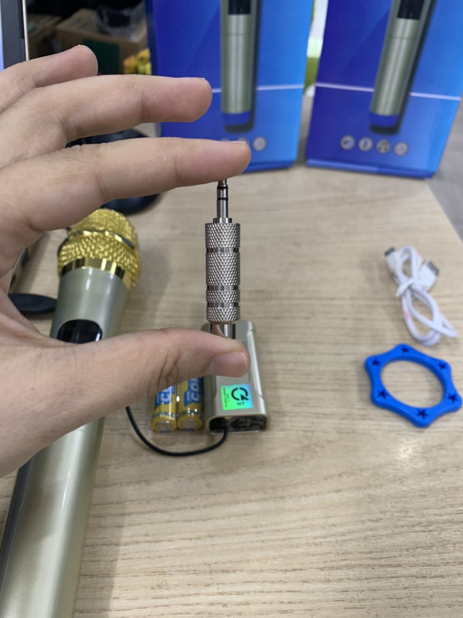 Micro không dây đa năng dùng cho mọi loại loa kéo B518