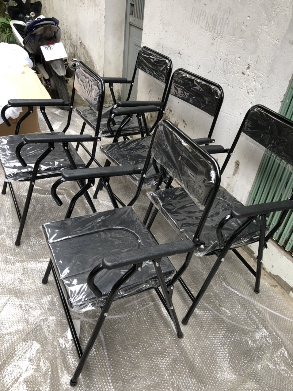 Ghế bô vệ sinh cho người già/người bệnh có tay vịn, tựa lưng bằng da cao cấp, chân chống trơn trượt
