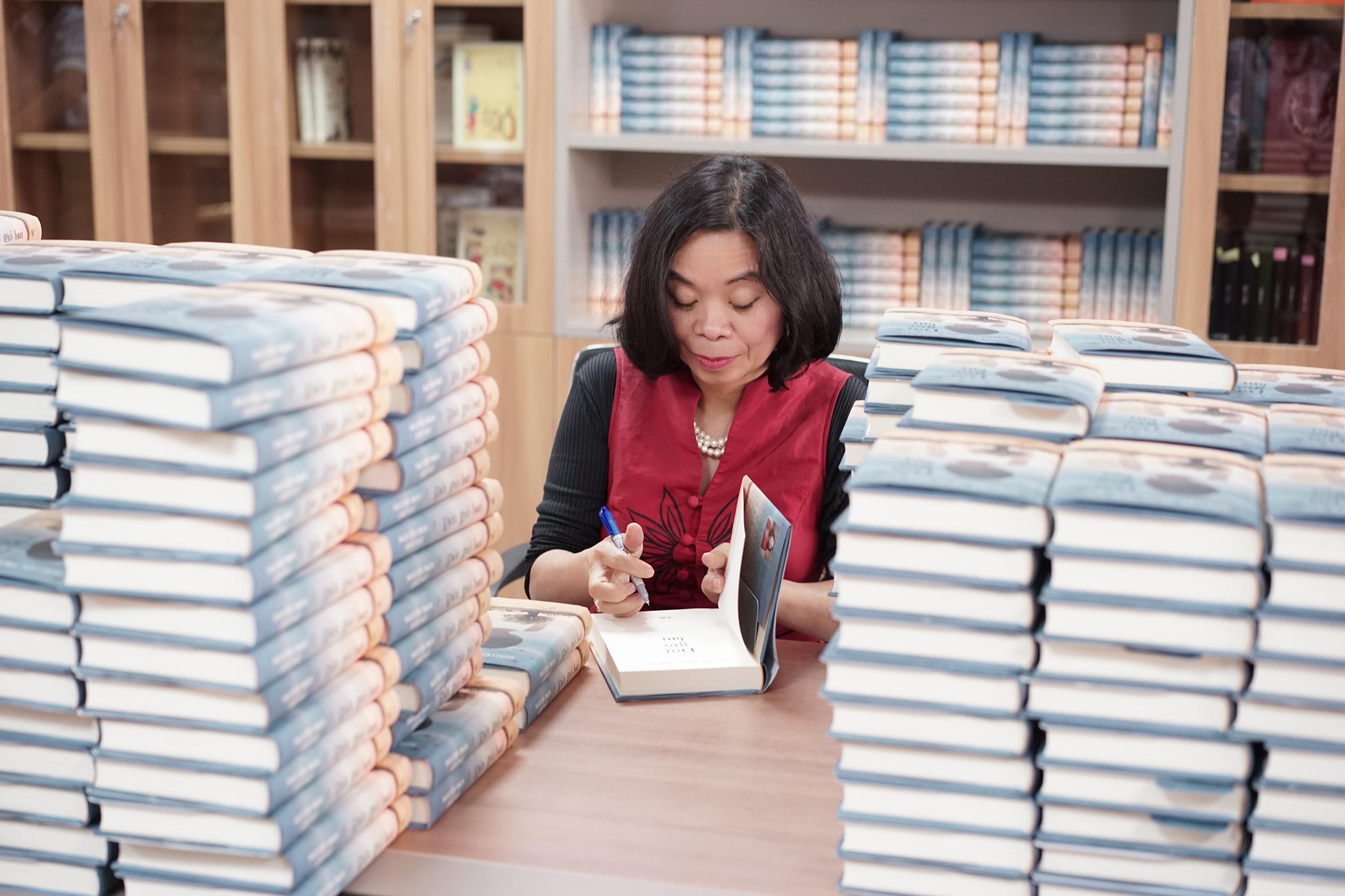 Sách - Đời Gió Bụi - Bìa Cứng - Kèm Chữ Ký Tác Giả