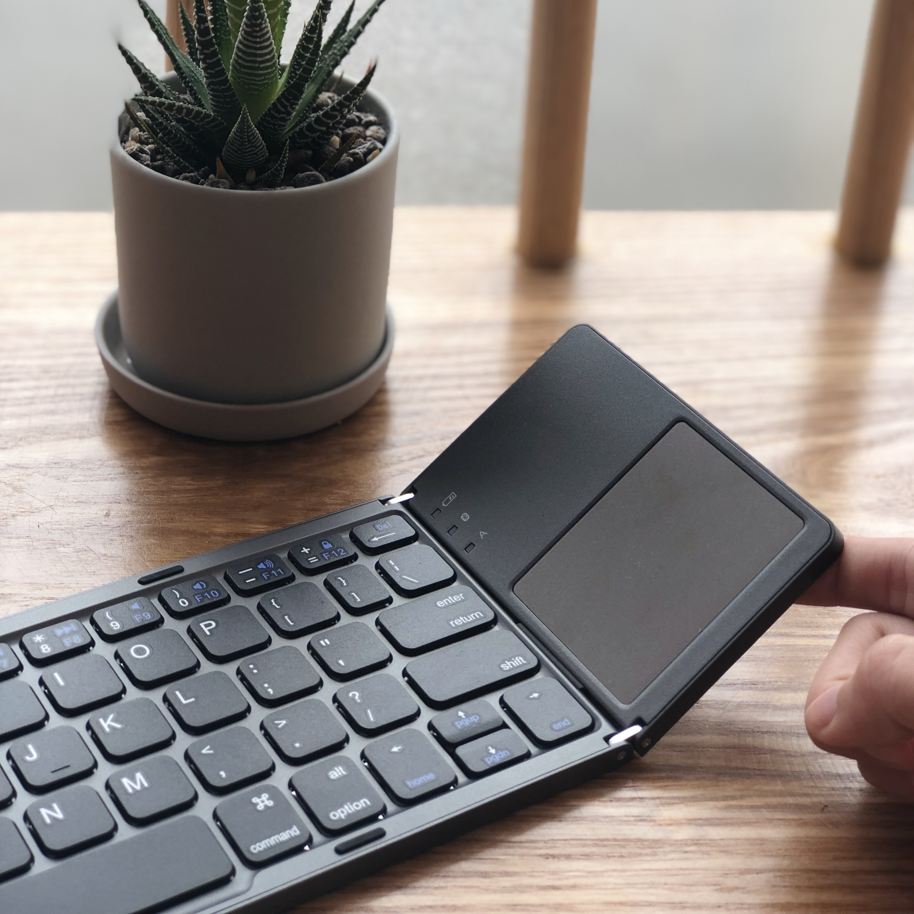 Bàn Phím Mini Keyboard Gập Gọn Bluetooth Kèm Touchpad