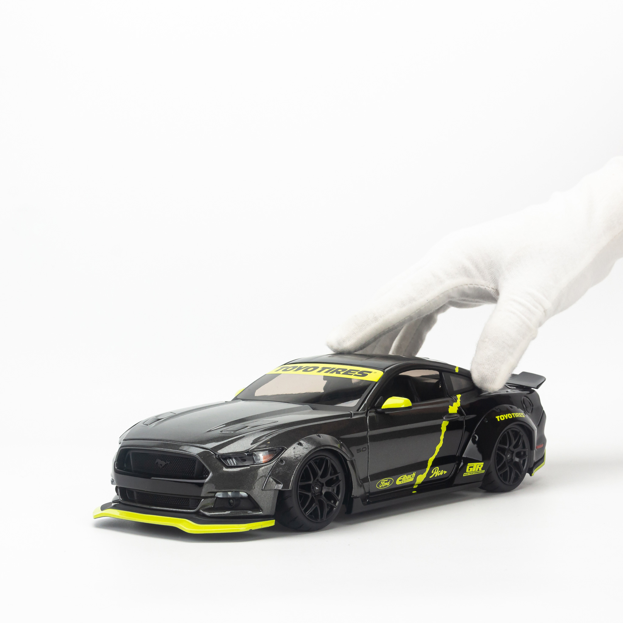 Mô hình xe Ford Mustang GT 2015 1:18 Maisto 32615