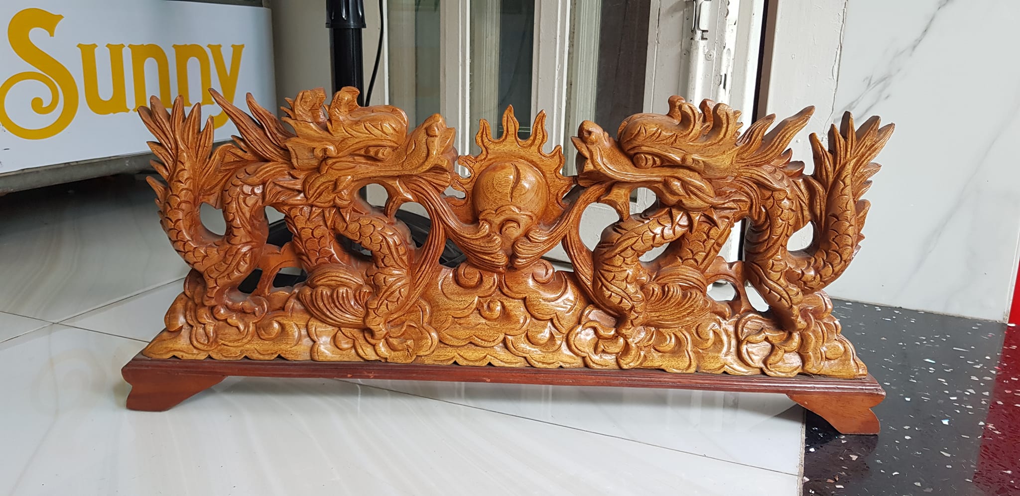 Tượng 2 Con Rồng Lượn Gỗ Gõ màu đỏ size Dài 64cm x Cao 17cm x Sâu 7cm 2 con rồng lượn phun lửa biểu tượng cho sức mạnh của người đứng đầu người lãnh đạo công ty, người chủ trong gia đình thật  trưng phòng khách , bàn làm việc to quà tặng ý nghĩa ạ