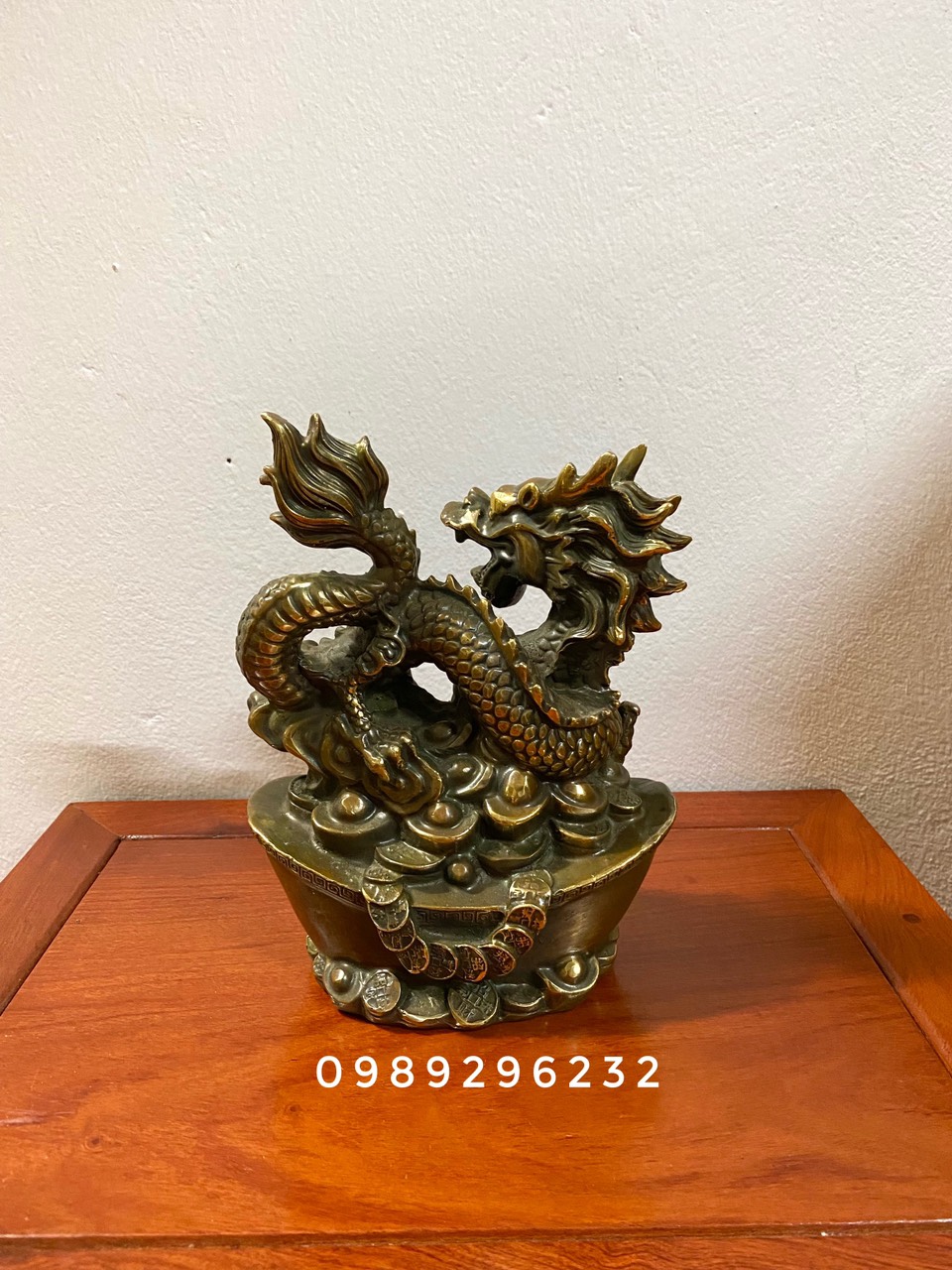Tượng Rồng Cuộn trên thỏi vàng bằng đồng