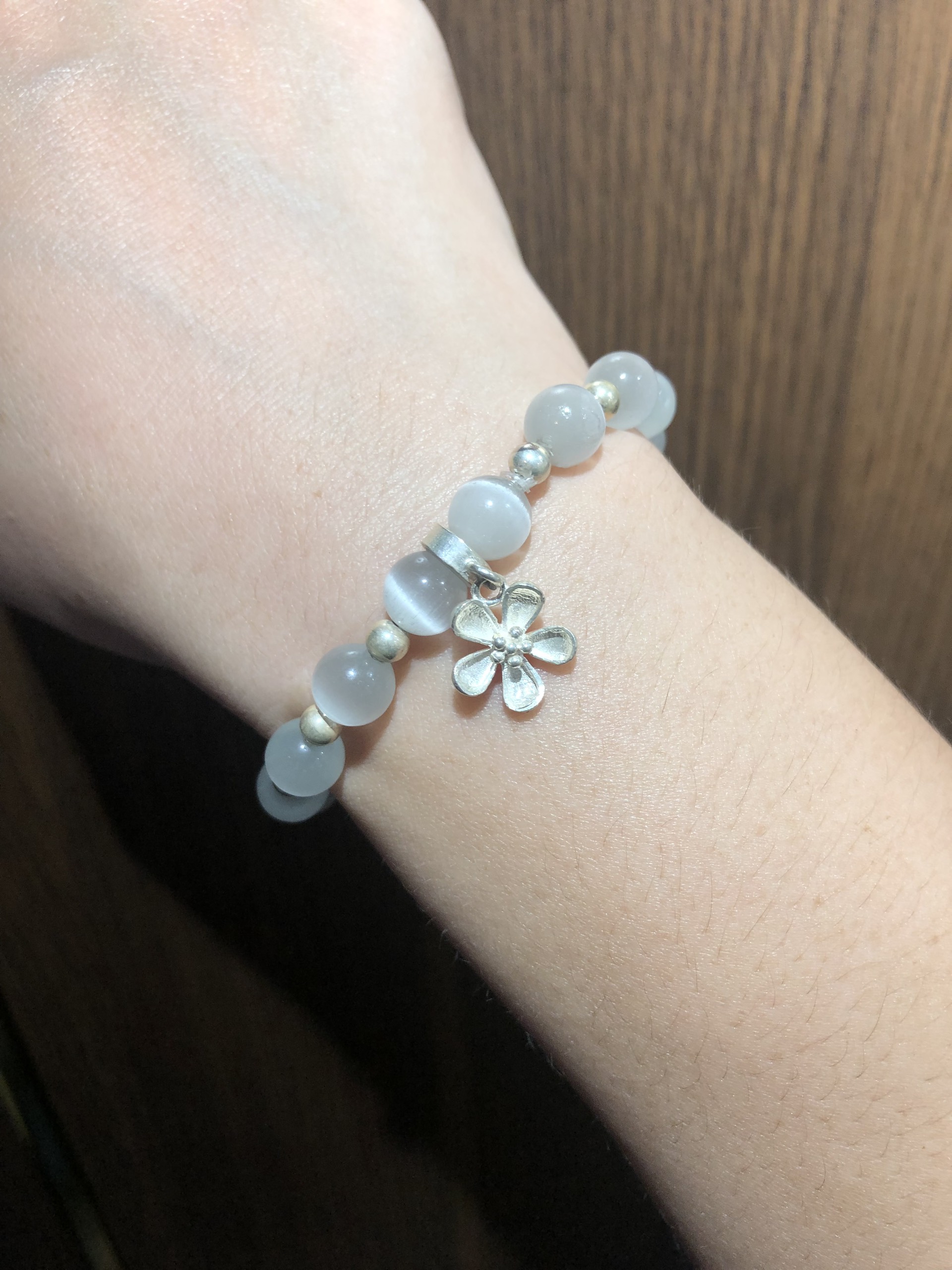 Vòng Đá Mắt Mèo Trắng 8 Ly Charm Hoa Bạc Ta