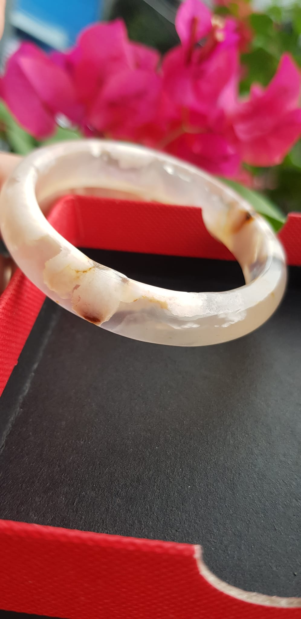 Vòng tay phong thuỷ Nữ Bản Hẹ Đá Mã Não trắng vàng nhẹ bông hoa bóng đẹp Vòng tay Nữ Ni 48mm x Cao 11mm x dầy 6mm Nữ tay nhỏ cân nặng 30kg - 45kg đeo đẹp ạ