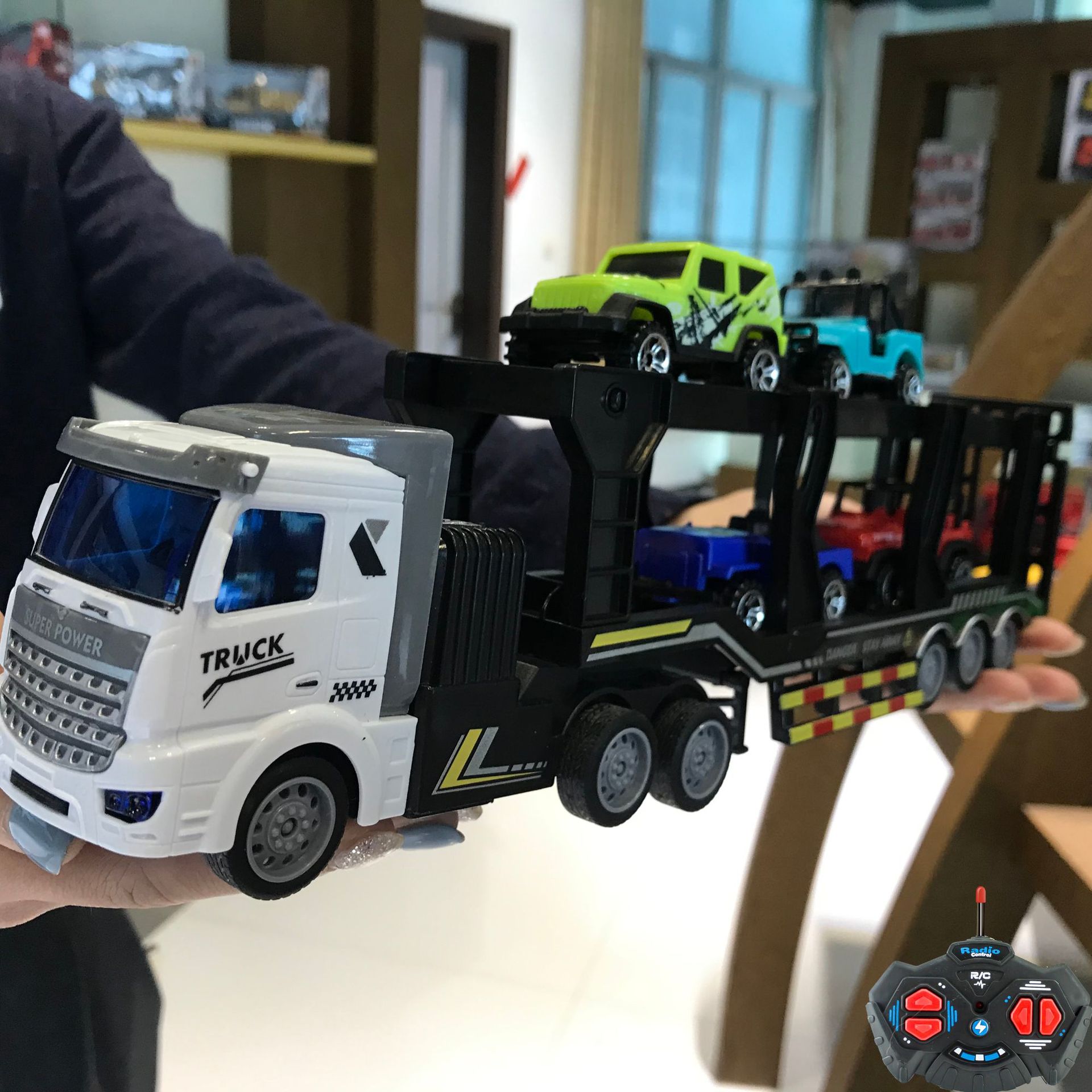 Xe tải điều khiển từ xa chuyên vận chuyển ô tô tỉ lệ 1:48 dành cho trẻ em