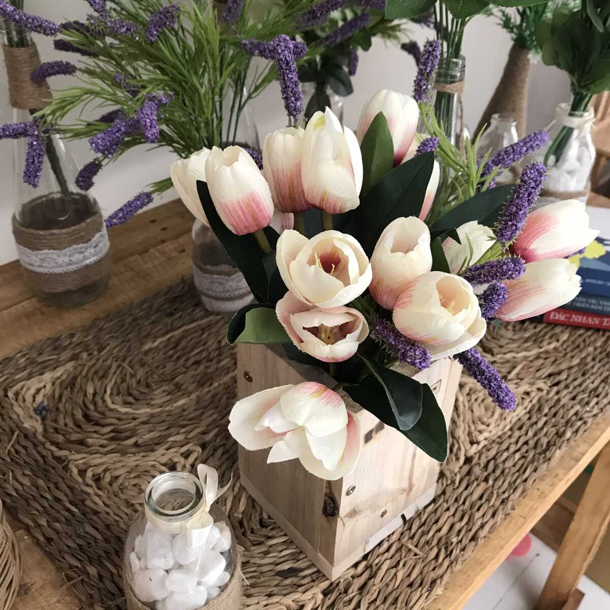 Bình hoa giả tulip và lavender để bàn đẹp