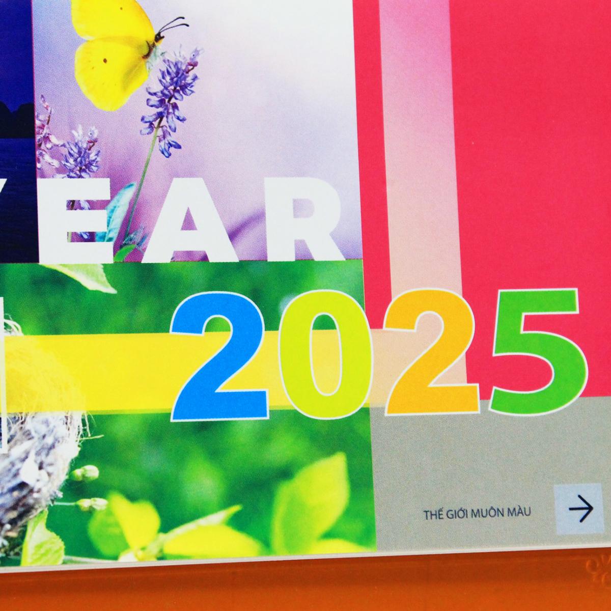 Lịch Bàn Ngang 2025 - Thế Giới Muôn Màu - Văn Lang VL-LB13 - Đế Màu Cam