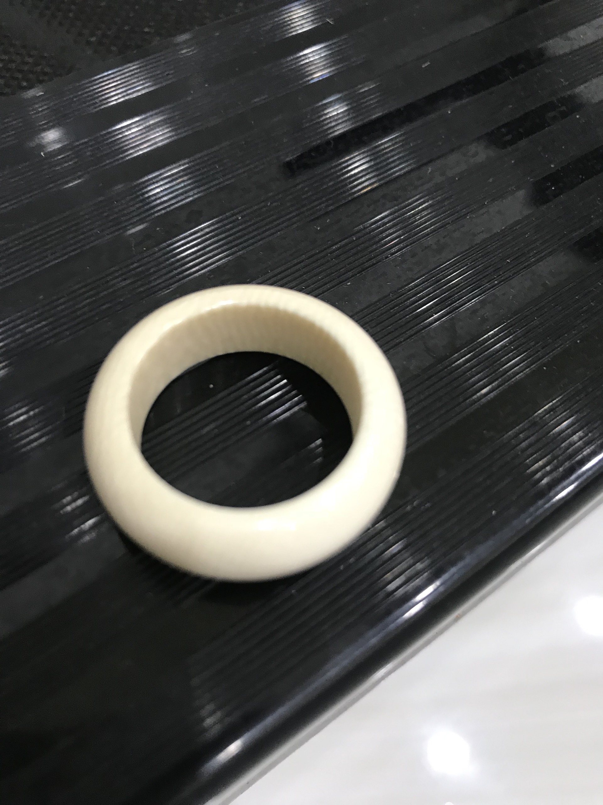 Nhẫn Nam Đẹp Màu Trắng Ngà Vân trơn bóng tròn Ni 19mm cao 8mm dầy 4mm các anh đeo ngón cái hay bất kỳ ngón tay nào ni lọt vừa tay là 19mm ạ