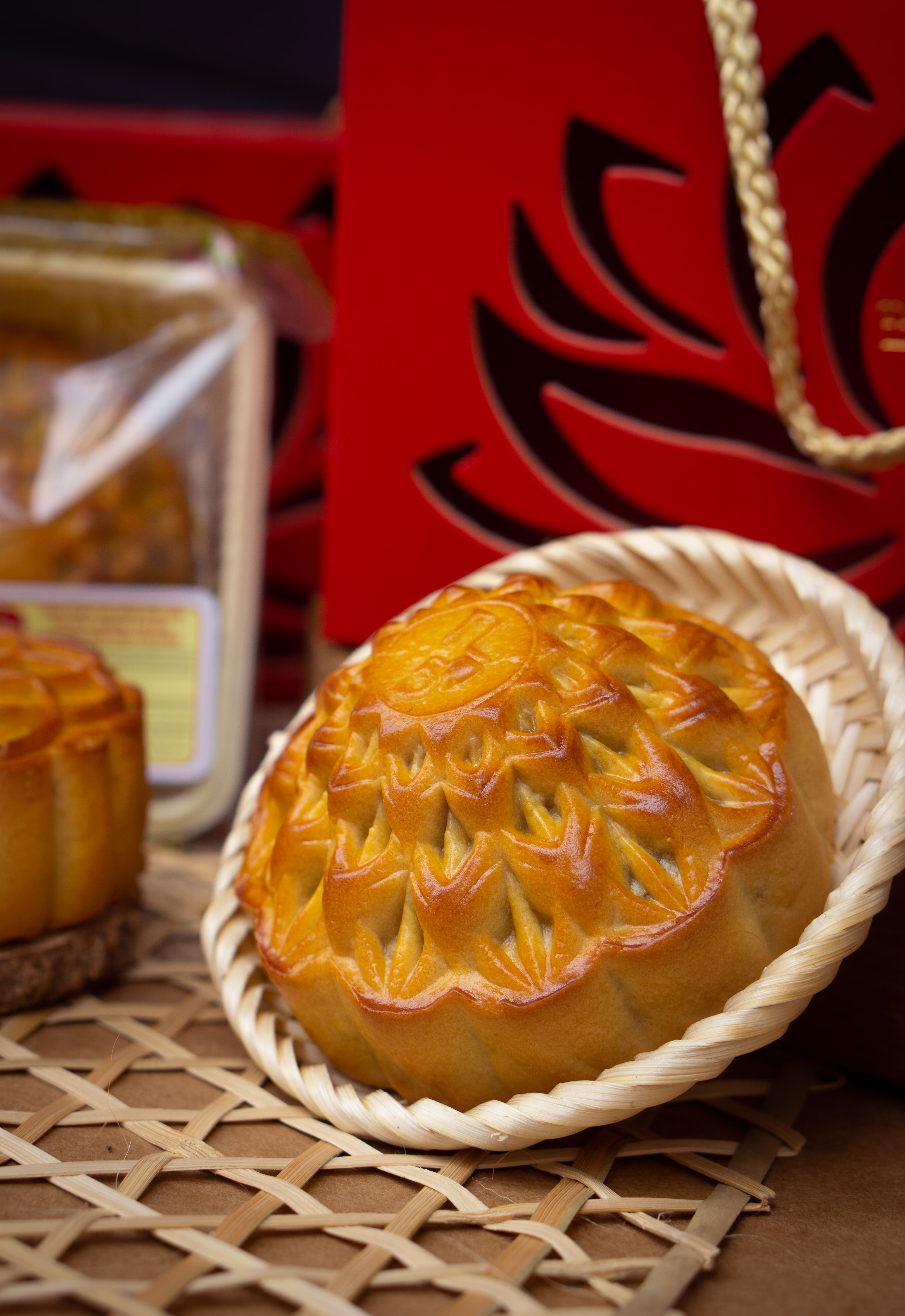 HỘP BÁNH TRUNG THU 2 BÁNH 2 TRỨNG 270G - COMBO B - THÀNH LONG (540G) - VIỆT NAM