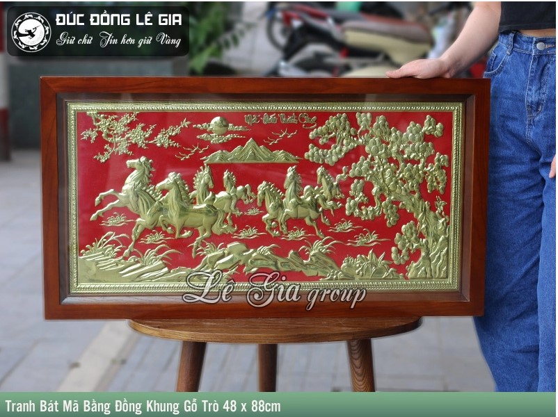 Tranh Bát Mã bằng đồng khung gỗ trò nền đỏ 48 x 88cm
