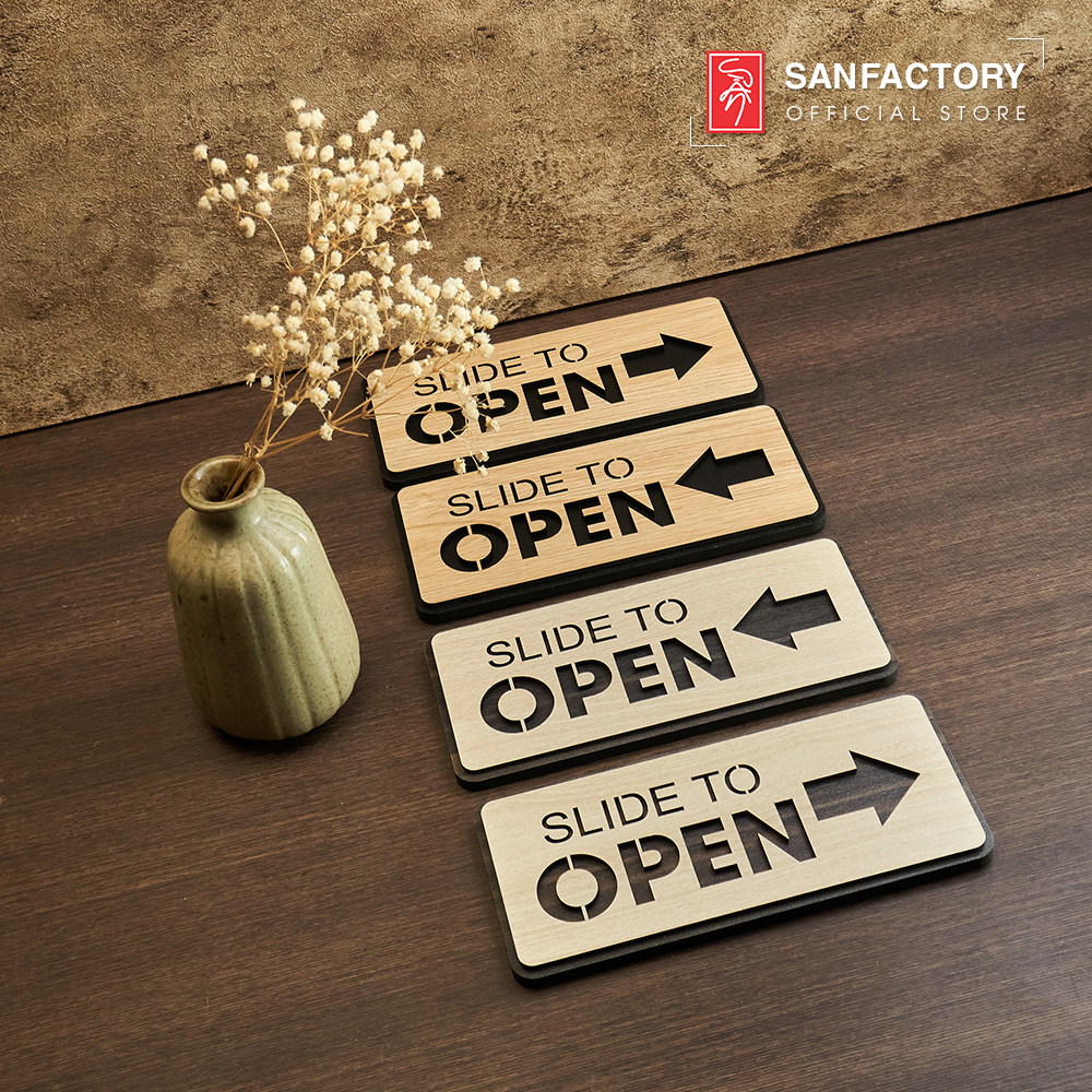 Bảng gỗ Slide to open chỉ hướng mở cửa dạng cửa lùa trái phải